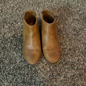 Girl’s size 1 brown leather booties